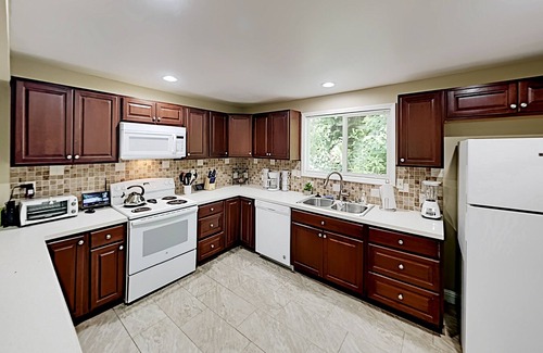 Kapoho House | Breezy bungalow with WiFi, private washer/dryer, grill, & deck