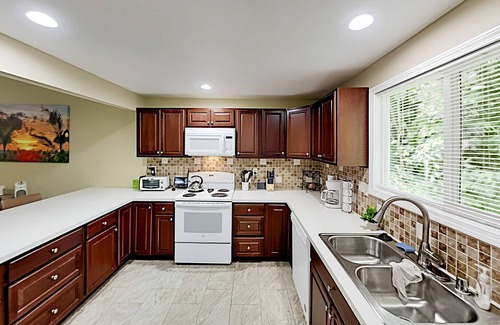 Kapoho House | Breezy bungalow with WiFi, private washer/dryer, grill, & deck