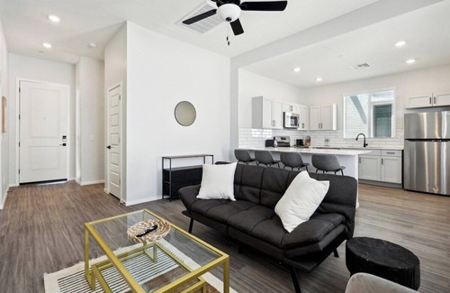 Casa Grande Apartment | Breezy Modern House in Canopy at Cottonwood