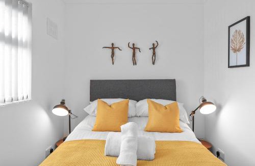 Severn Beach House | Brett Stays - Fast WiFi - Modern Amenities - Smart TV - Sleeps 8