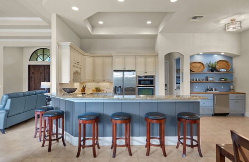 Central Naples House | Briarwood: Home w/two primary suites-saltwater pool/spa & outdoor kitchen & entertaining area w/TV