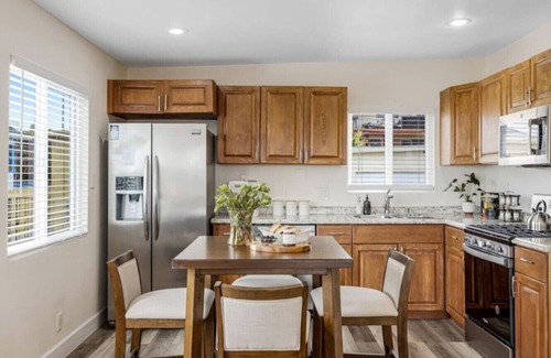 Grant Hill Villa | Bridge|Heated Pool/Spa |Downtown|Freeways|Airport