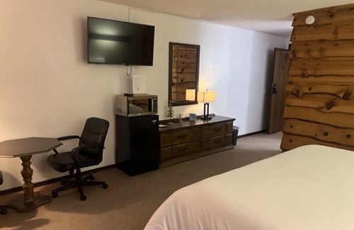 Tomahawk Cabin | Bridge Inn 1st Floor 1KingBed 1Recliner River View