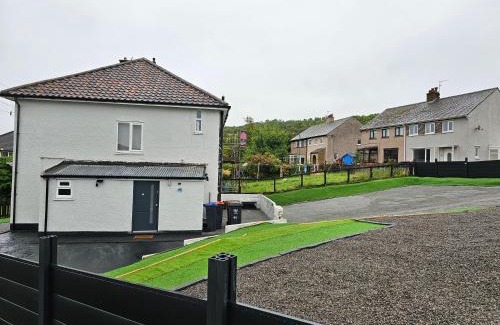 Whitehaven House | Bridgepay Modern 4 bedroom House in Cumbria - Whitehaven - Free Parking