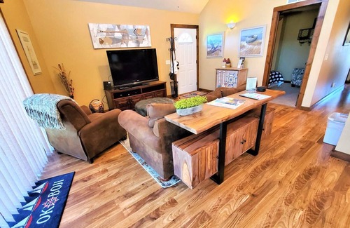 Arnolds Park Villa | Bridges Bay Vacation Cabin 25