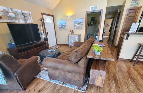 Arnolds Park Villa | Bridges Bay Vacation Cabin 25