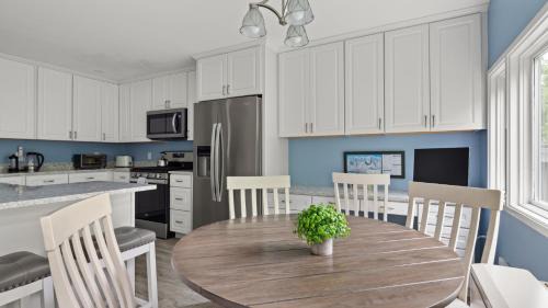 Warren Apartment | Bridges Circle condo