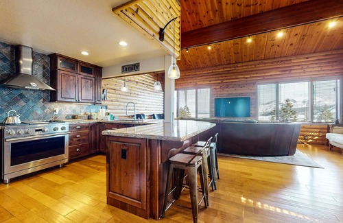 Mammoth Lakes Condo | Bridges Townhome 11 Pet-Friendly Deluxe Townhome with Private Hot Tub and Stones throw to slopes by RedAwning