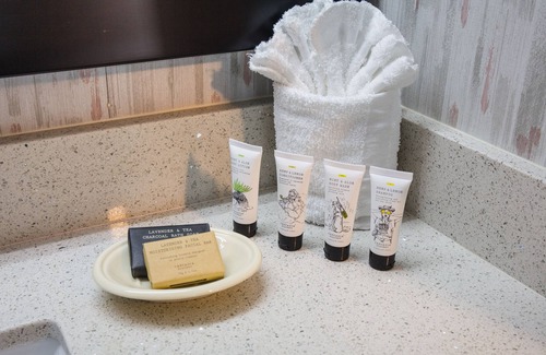 Wilkes East Hotel | Bridgeway Inn & Suites Portland Airport