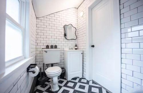 New Rochelle Apartment | Bright 1-Bedroom Loft in Converted Garage with Private Entrance