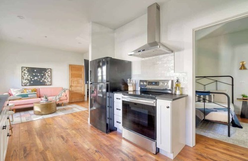 Uptown Apartment | Bright 1BR Walk to Coffee, Food & Shopping