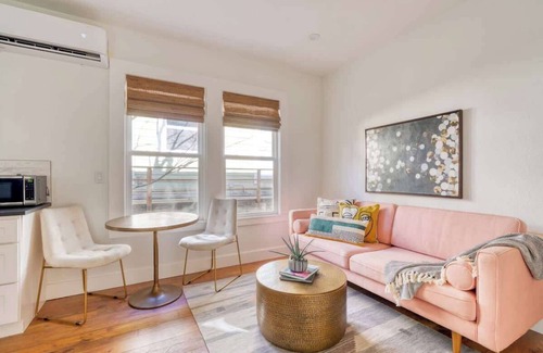 Uptown Apartment | Bright 1BR Walk to Coffee, Food & Shopping