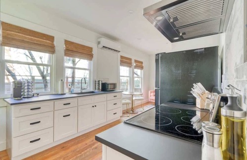 Uptown Apartment | Bright 1BR Walk to Coffee, Food & Shopping