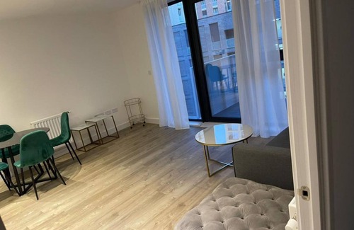 Park Royal Apartment | Bright 2 Bed 1 Bath in LONDON SK