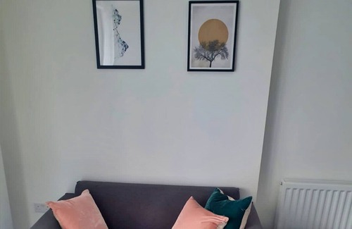 Park Royal Apartment | Bright 2 Bed 1 Bath in LONDON SK