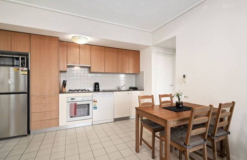 Wentworth Point Apartment | Bright 2-Bed Apartment Near Wentworth Point Sights