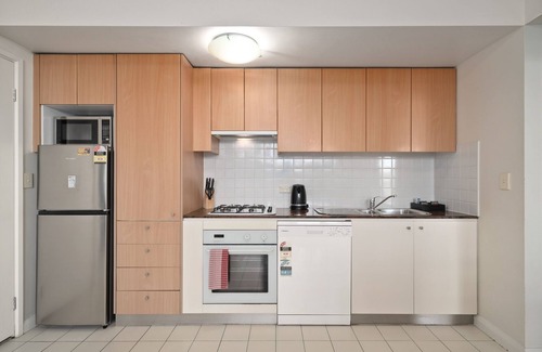 Wentworth Point Apartment | Bright 2-Bed Apartment Near Wentworth Point Sights