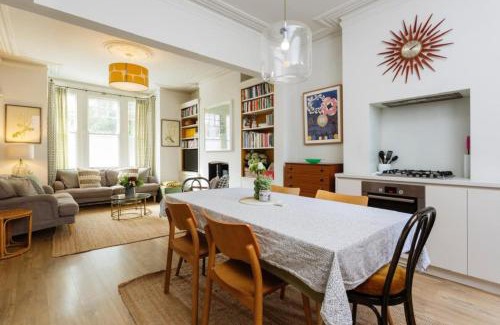 Northcote Apartment | Bright 2 Bedroom Apartment with Garden in Clapham
