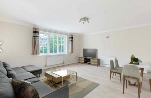 Trinity Apartment | Bright 2-Bedroom Family Flat, Wimbledon
