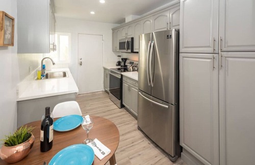 Marina Peninsula Apartment | Bright 2 Bedroom 1.5 bath 15 Seconds to the BEACH!