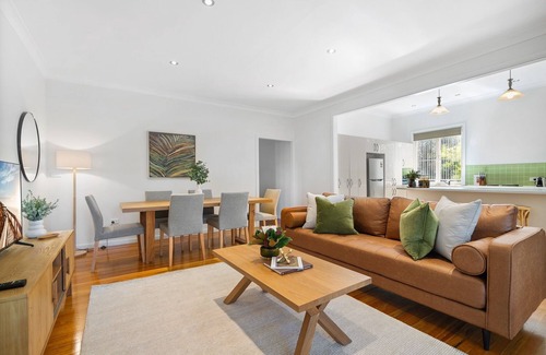 Ashgrove Apartment | Bright 3-Bed with Garden by Banks Street Reserve