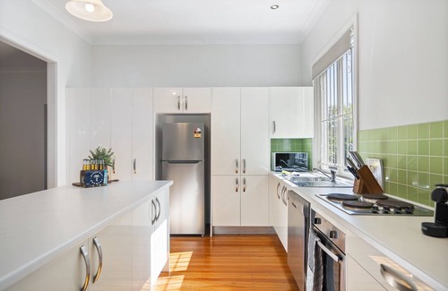 Ashgrove Apartment | Bright 3-Bed with Garden by Banks Street Reserve