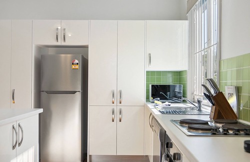 Ashgrove Apartment | Bright 3-Bed with Garden by Banks Street Reserve