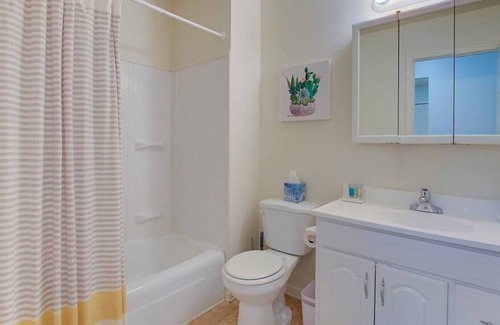 North Canton Apartment | Bright & Airy 1BR near Hall of Fame/Hwy/Airport