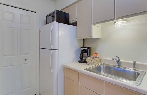 North Canton Apartment | Bright & Airy 1BR near Hall of Fame/Hwy/Airport