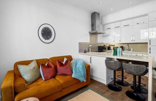 Abingdon Apartment | Bright & Airy Flat with Stunning Rooftop Views