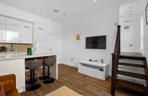Abingdon Apartment | Bright & Airy Flat with Stunning Rooftop Views
