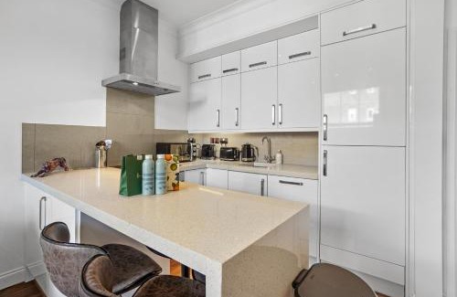 Abingdon Apartment | Bright & Airy Flat with Stunning Rooftop Views