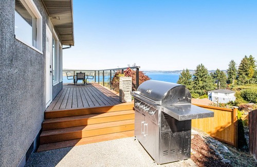 University Place House | Bright & Airy Home with Free WiFi, Full Kitchen, & 180-Degree Puget Sound Views