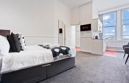 Dudley Apartment | Bright, airy space with Parking and Netflix Apt 112
