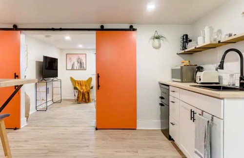 University Park Apartment | Bright and Beautiful One Bedroom Apartment