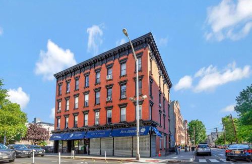 Hoboken Apartment | Bright and Charming 1BR 15min to NYC