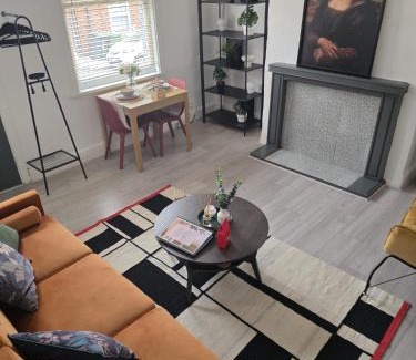 Chapeltown House | Bright and Cosy 2 bed House with free parking near the city centre