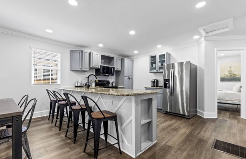 Villa Heights Cottage | Bright and Modern Close to Everything