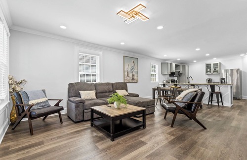 Villa Heights Cottage | Bright and Modern Close to Everything