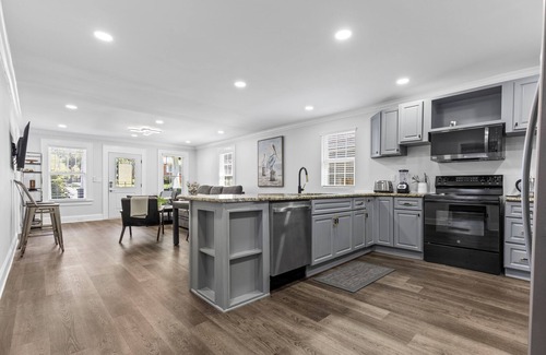 Villa Heights Cottage | Bright and Modern Close to Everything