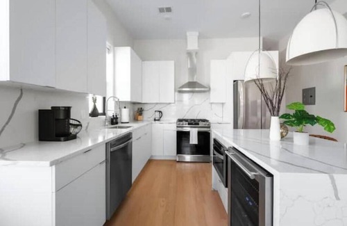 West Side House | Bright and Modern Lux Rooftop Retreat w/NYC Views!n