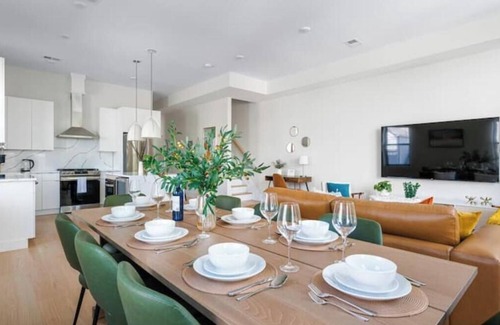 West Side House | Bright and Modern Lux Rooftop Retreat w/NYC Views!n