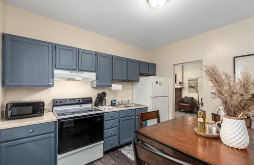 Ypsilanti Apartment | Bright And Newly Remodeled Apartment Near Emu 1 2 Bedroom Apts