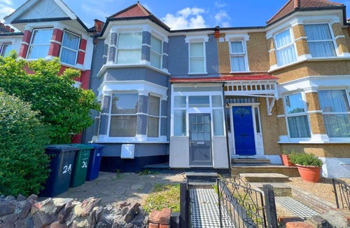 Finchley House | Bright and Spacious 4Bed/1Bath House with Garden FREE WIFI and PARKING