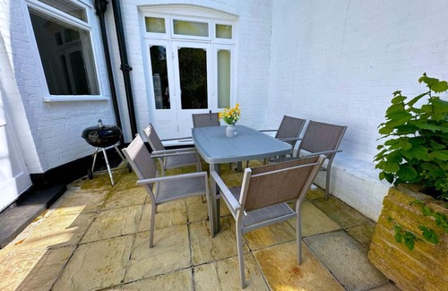 Finchley House | Bright and Spacious 4Bed/1Bath House with Garden FREE WIFI and PARKING
