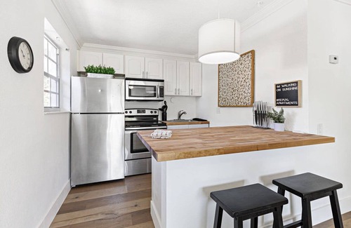 Sailboat Bend Apartment | Bright and Spacious 2 BR Apartment