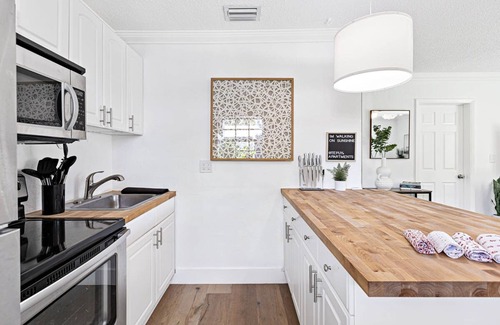 Sailboat Bend Apartment | Bright and Spacious 2 BR Apartment