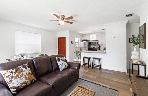 Sailboat Bend Apartment | Bright and Spacious 2 BR Apartment