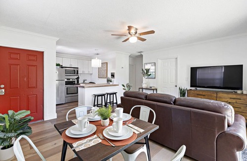Sailboat Bend Apartment | Bright and Spacious 2 BR Apartment