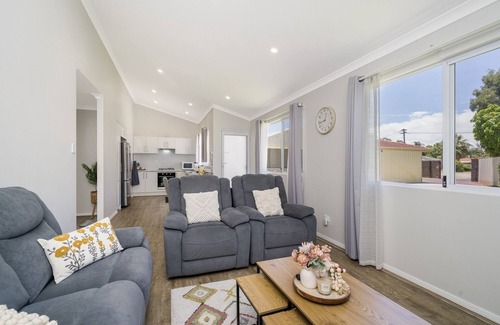 Thornlie House | Bright and Spacious 2-Bed Thornlie Family Home